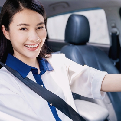 車を運転する外国人女性