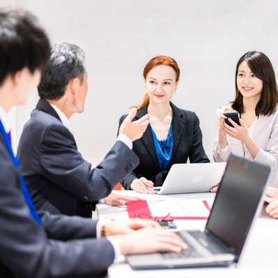会議に参加している外国人女性