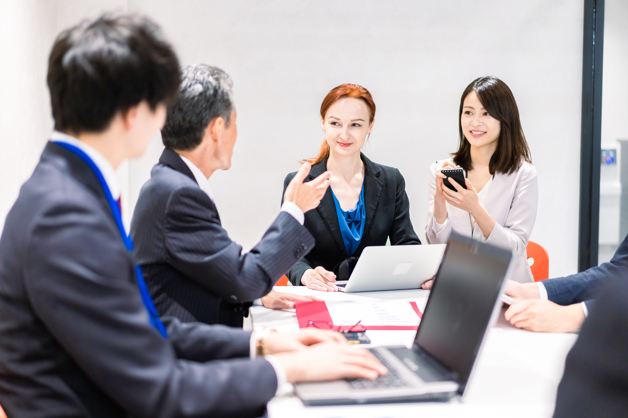 会議に参加している外国人女性