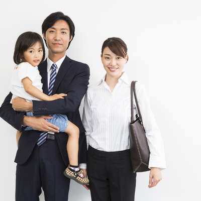 スーツの男性とその家族