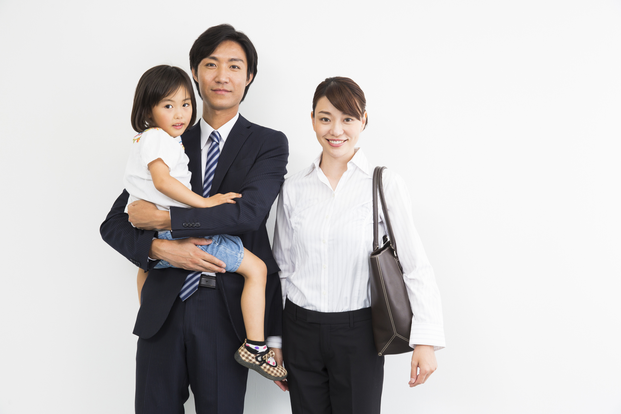 スーツの男性とその家族