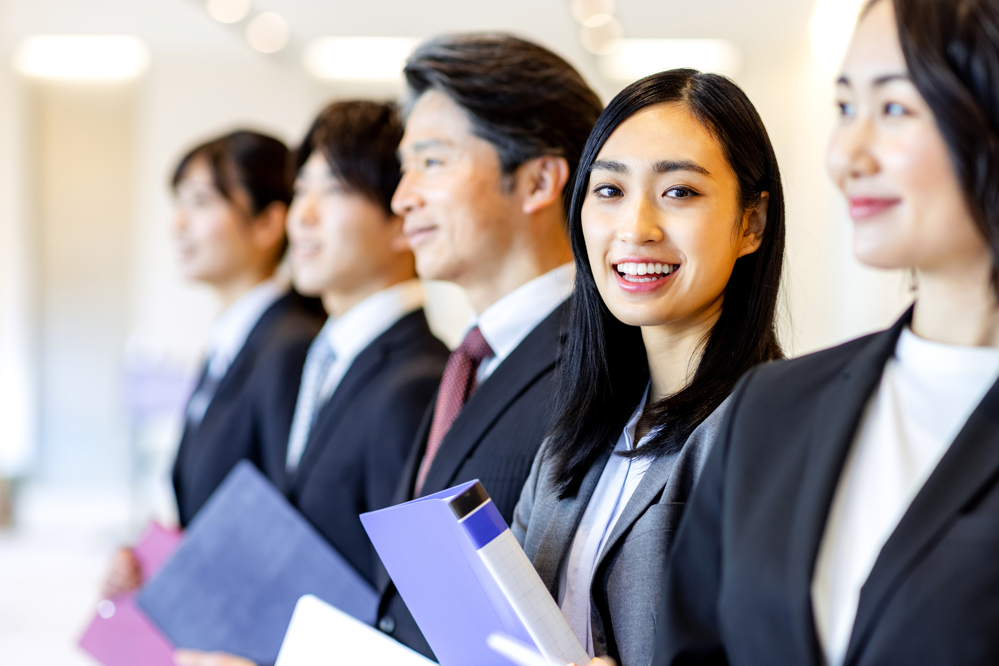 笑顔で働いている女性