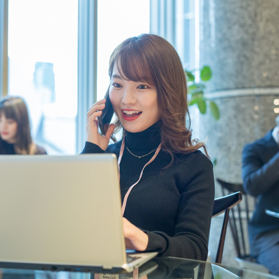 パソコンで仕事をする笑顔の女性