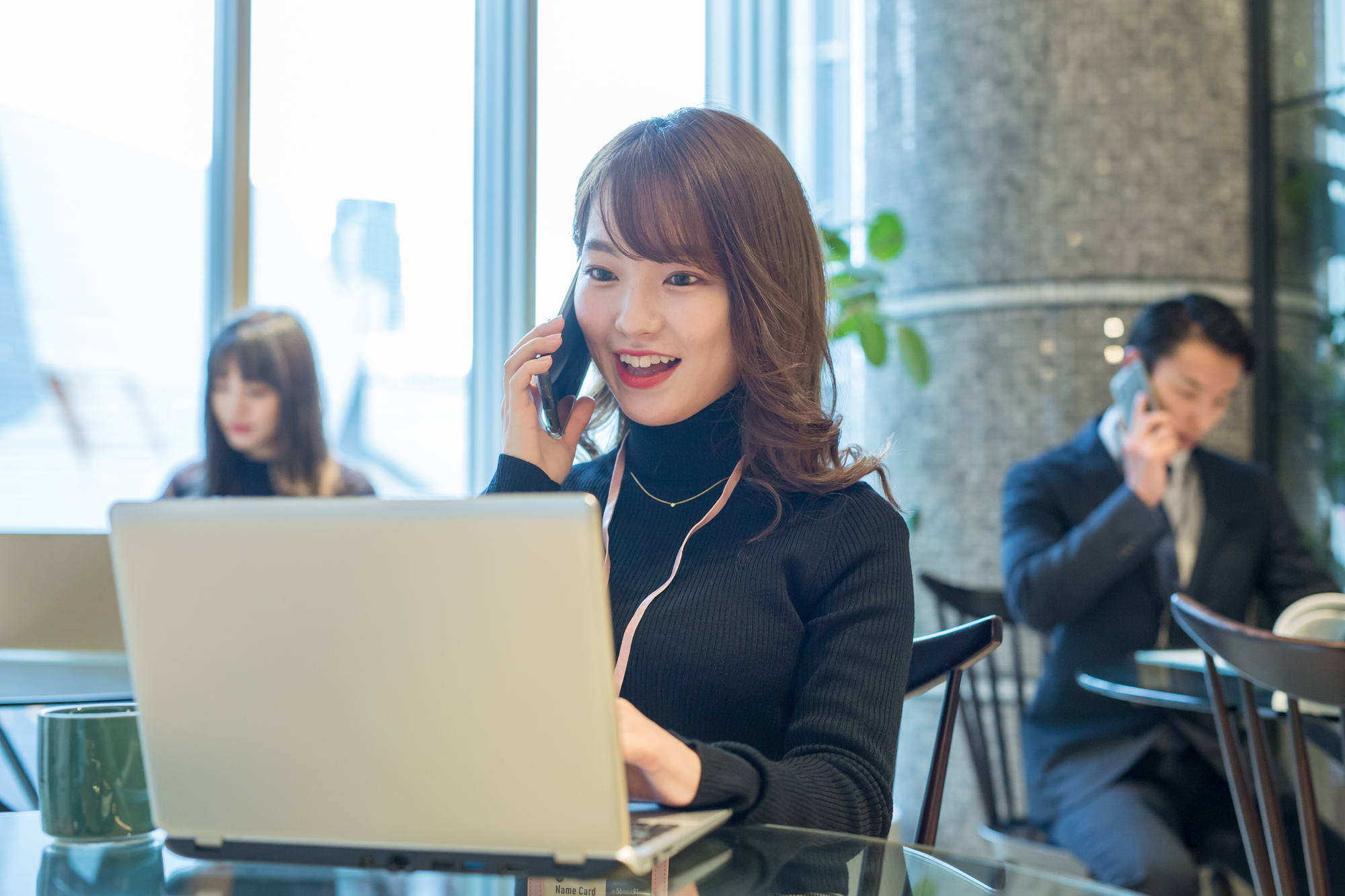 パソコンで仕事をする笑顔の女性