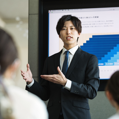 プレゼンをしている男性