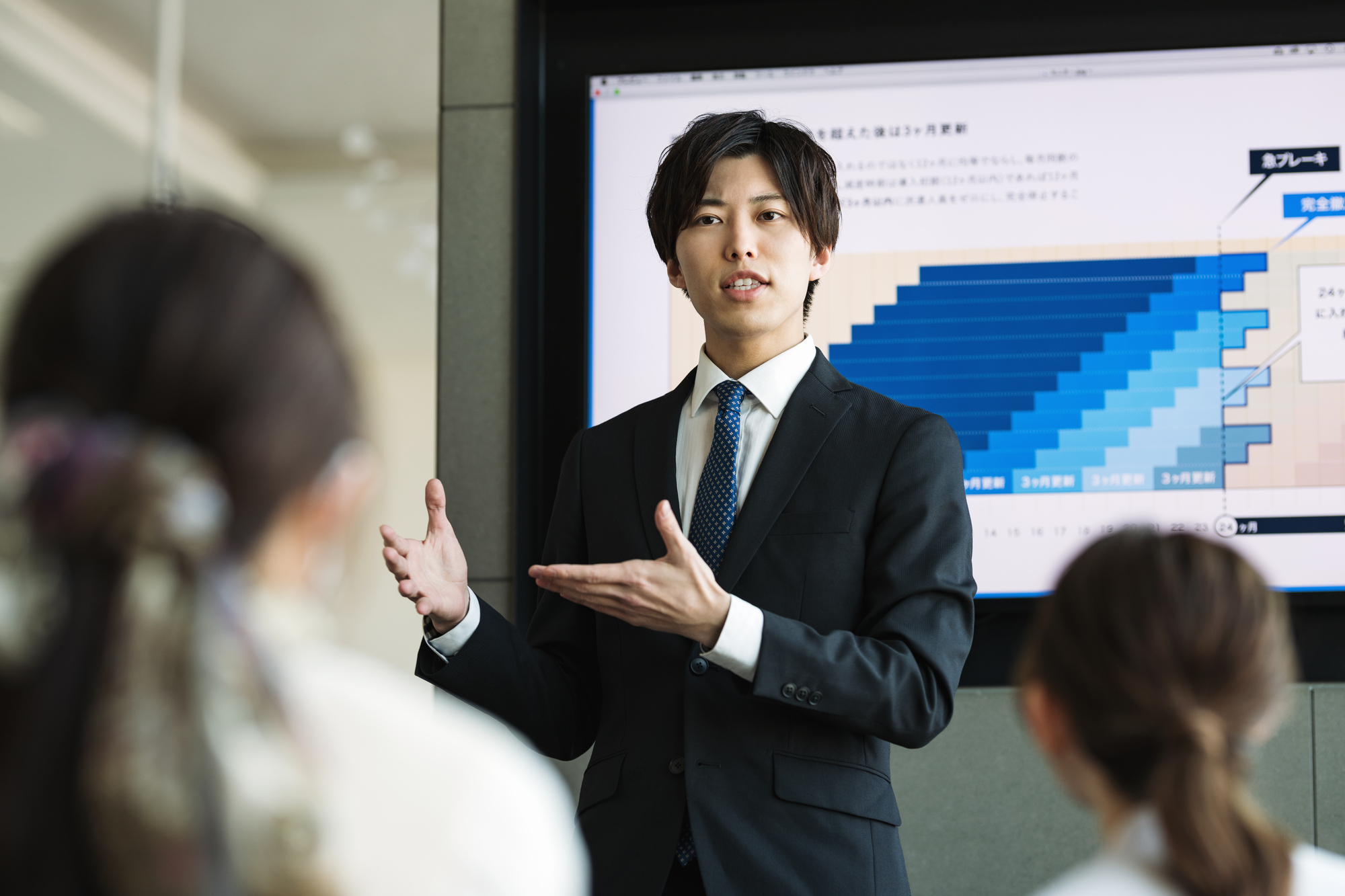 プレゼンをしている男性
