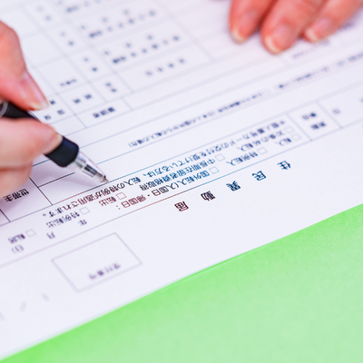 手続きの書類を記入している人