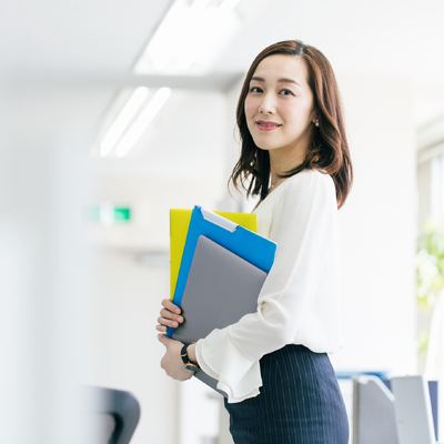 オフィスでファイルを持っている女性