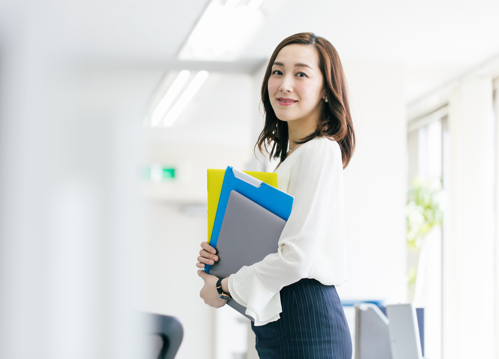 オフィスでファイルを持っている女性