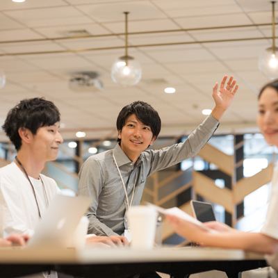 会議で挙手する男性