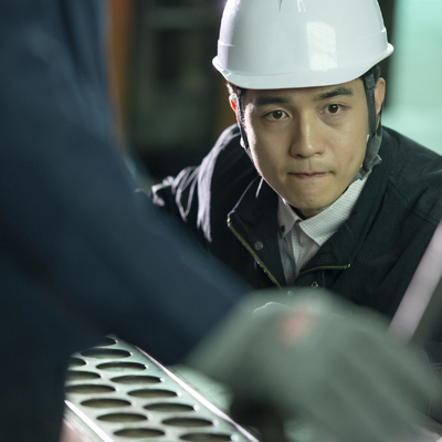 工場で働く男性