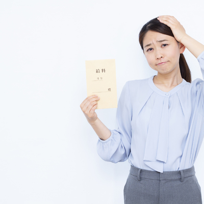 頭を抱える女性