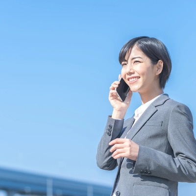 電話で話している女性
