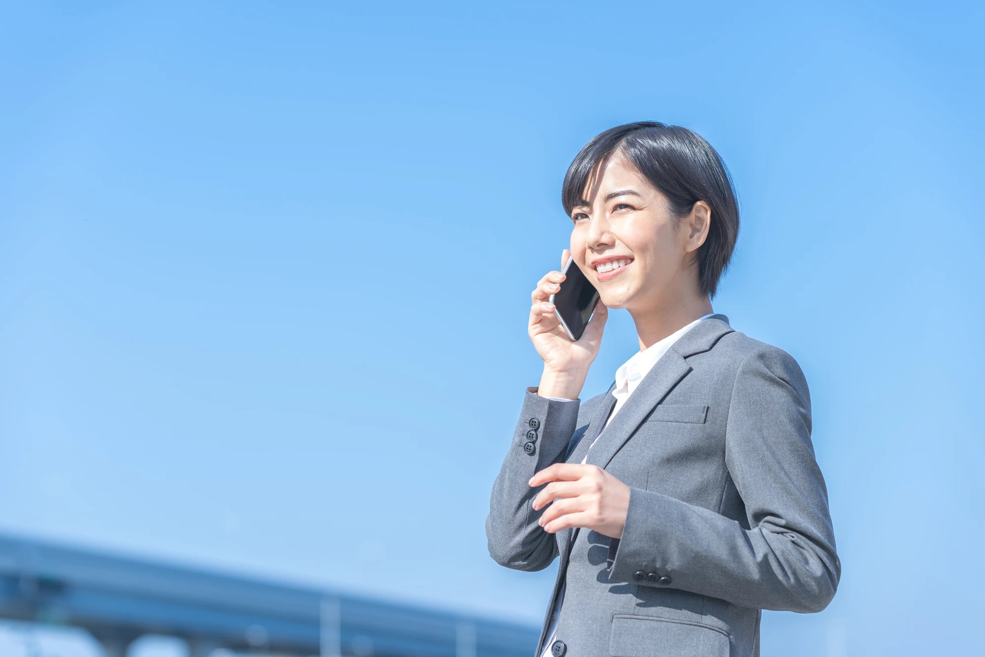 電話で話している女性