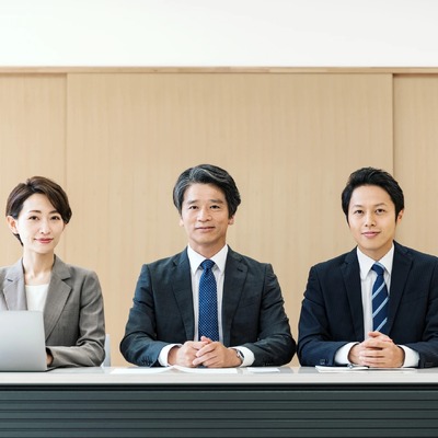 男性二名の面接官と女性一名の面接官