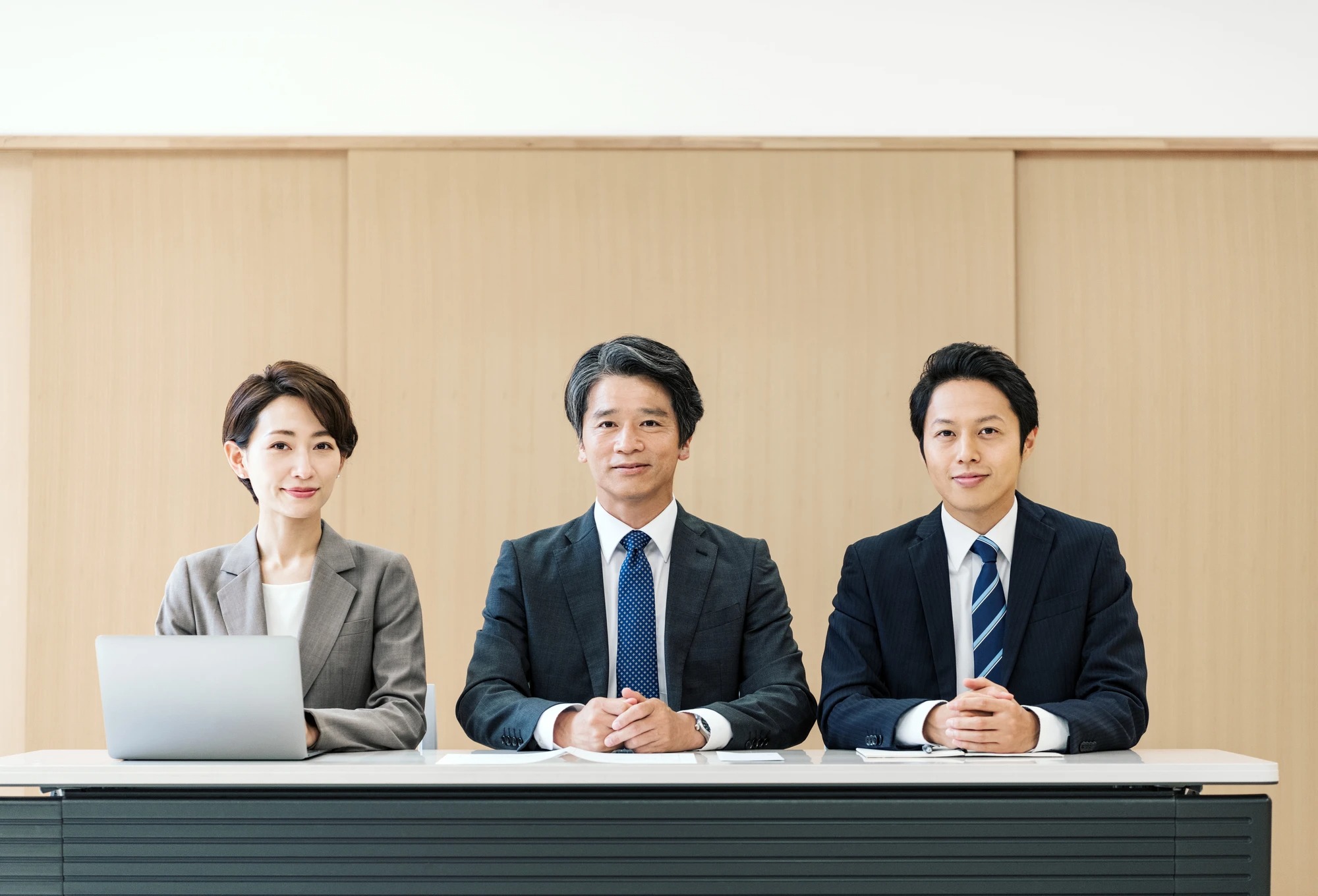 男性二名の面接官と女性一名の面接官