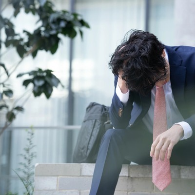 悩んでいる男性