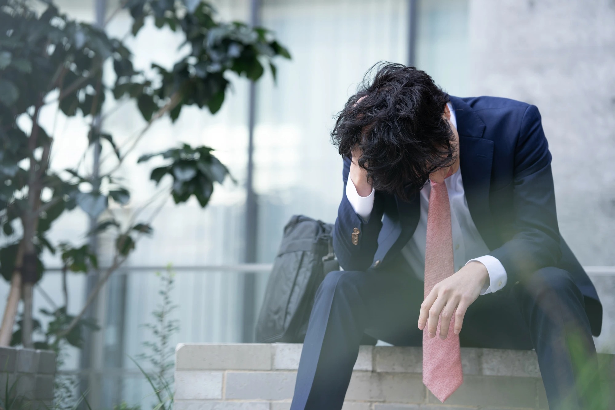 悩んでいる男性