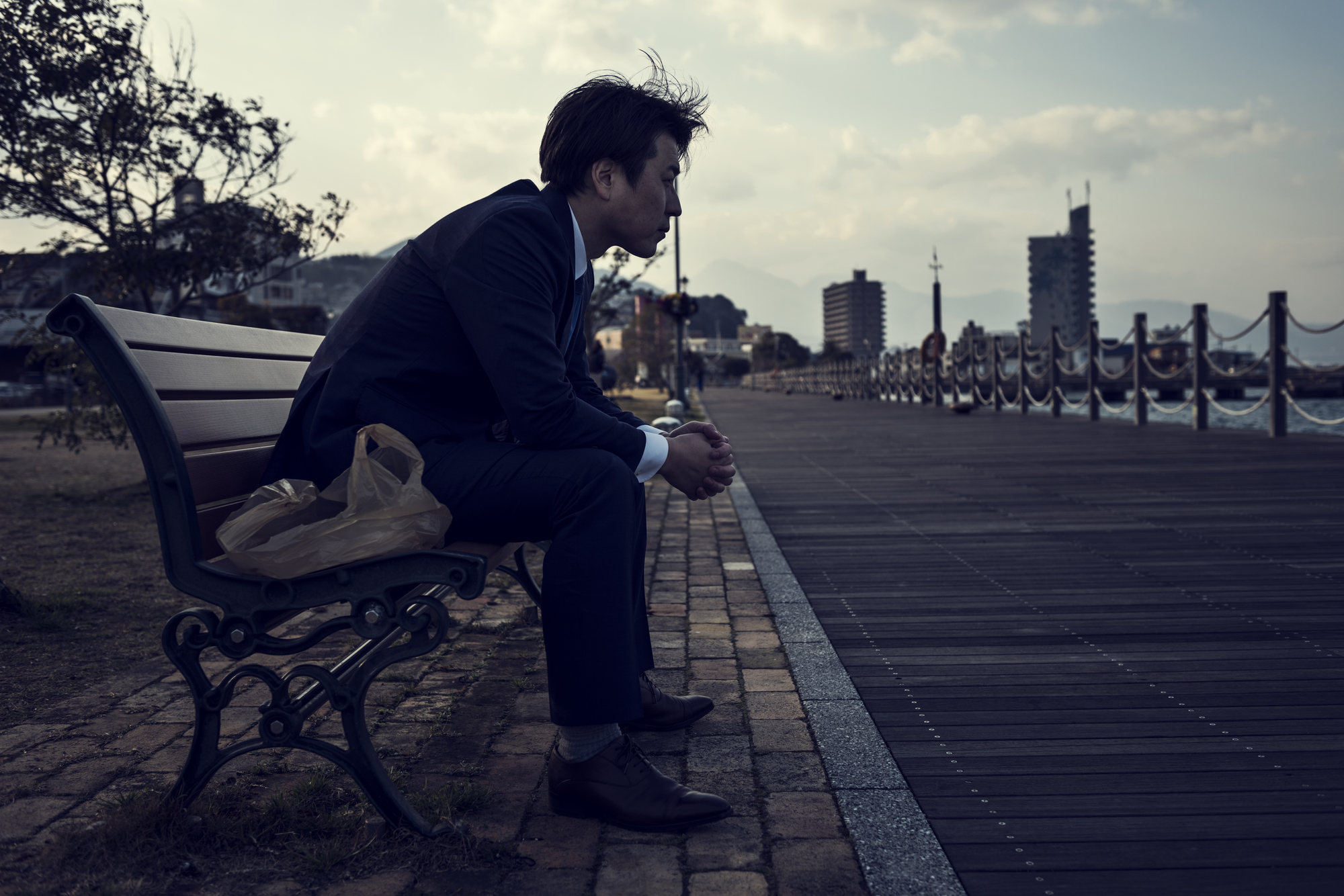 ベンチに座っている男性