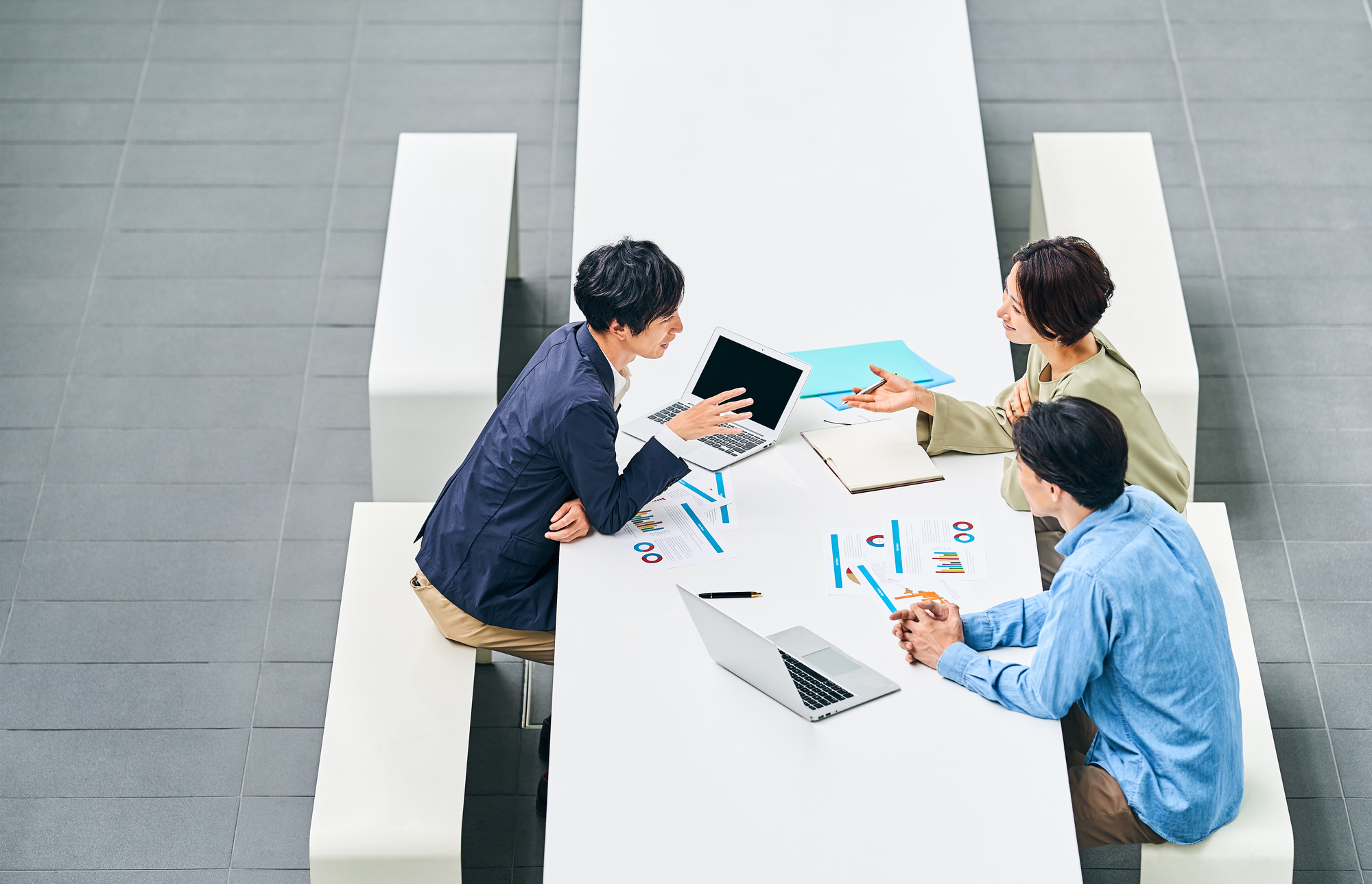 会議をしている3人の男性