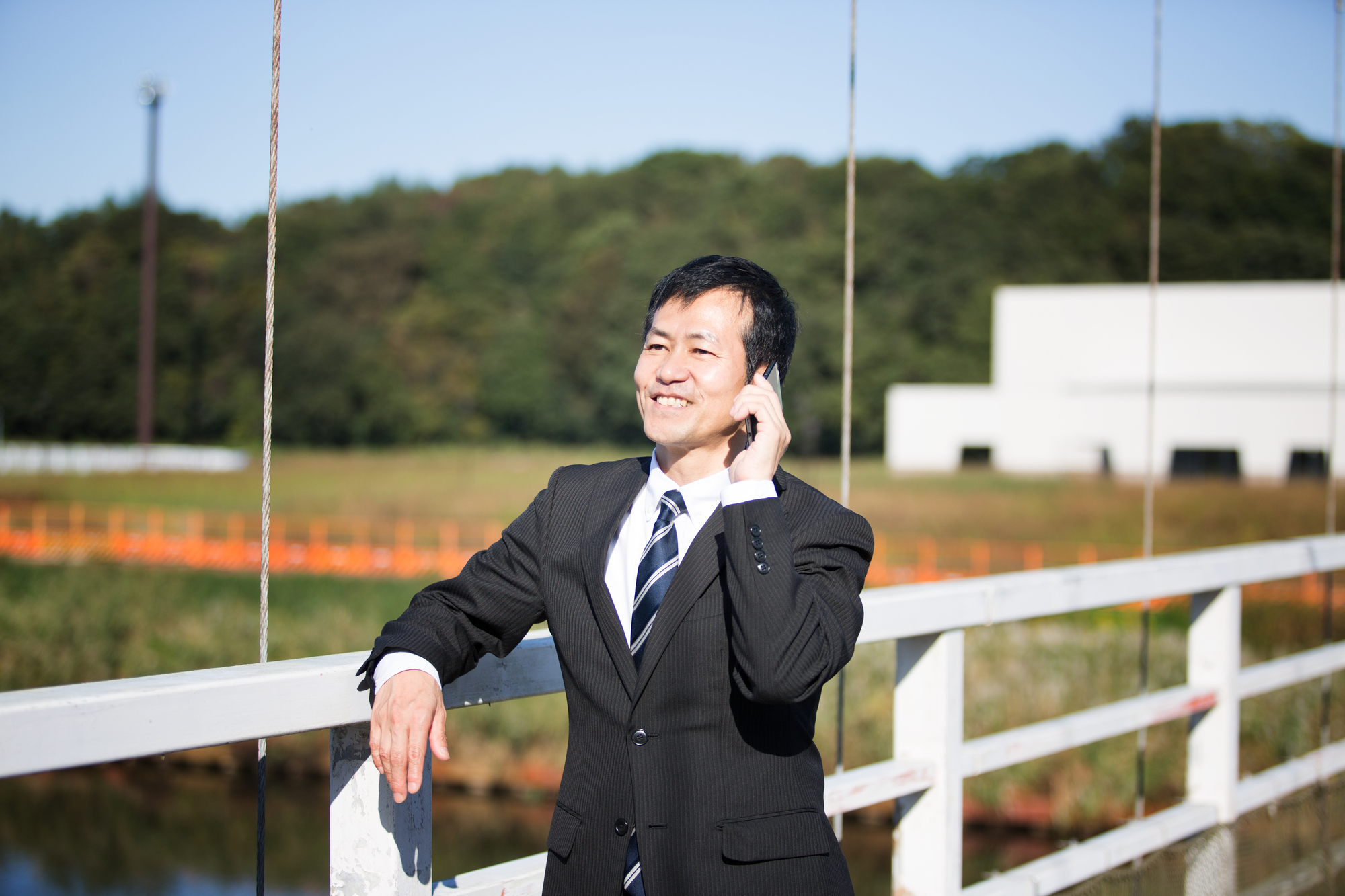 電話をする男性