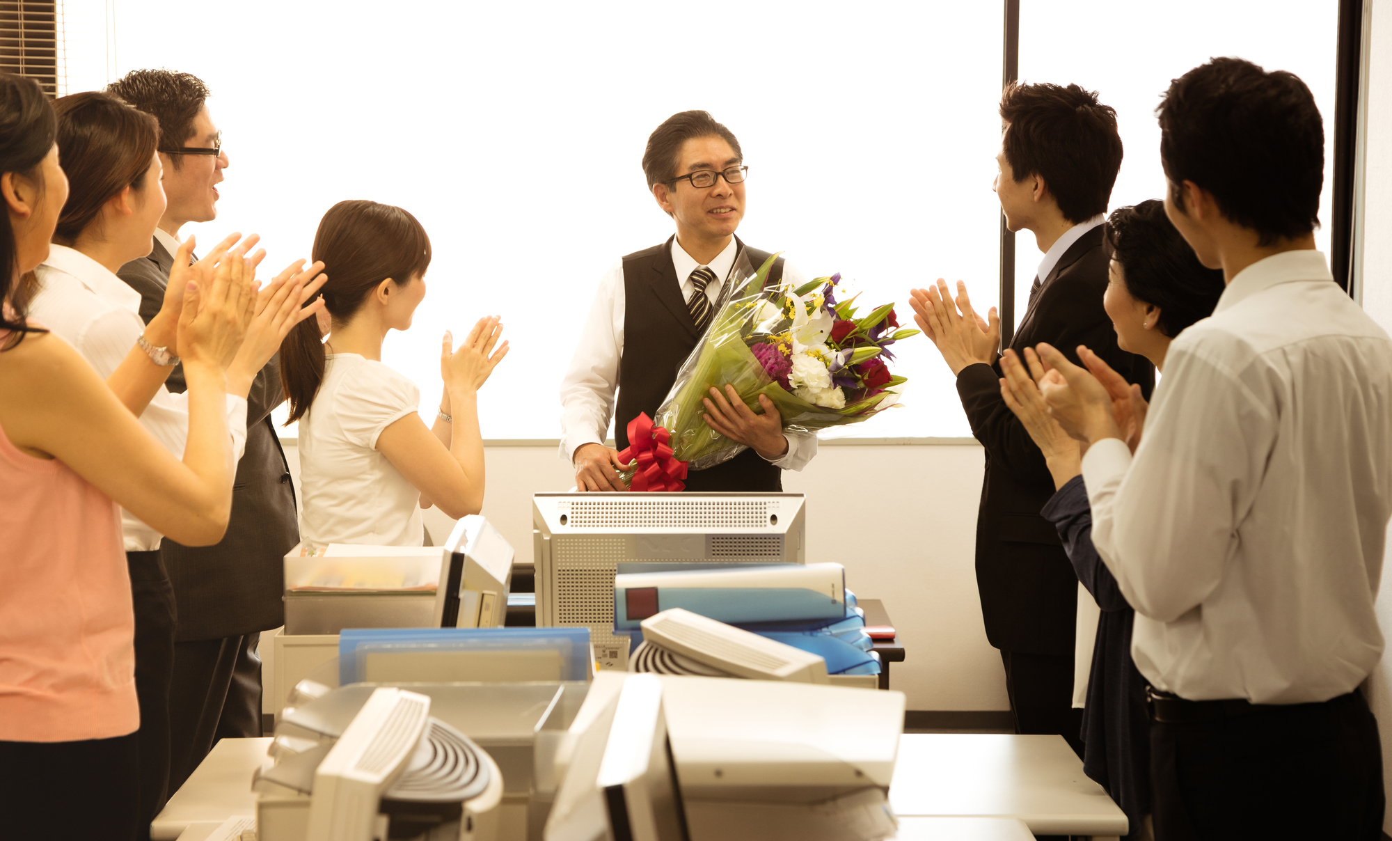 花束をもらっている男性