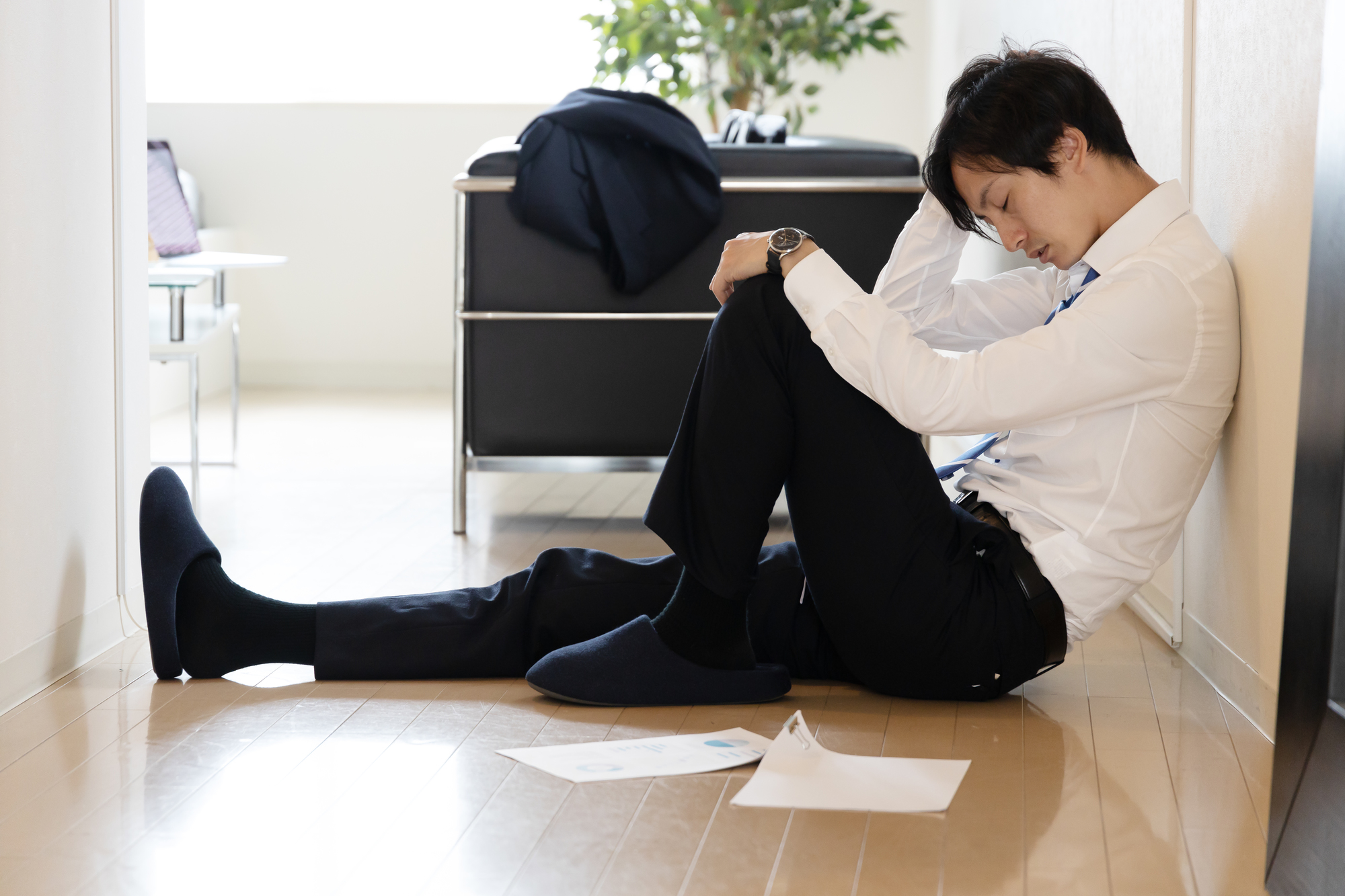 座り込んでいる男性