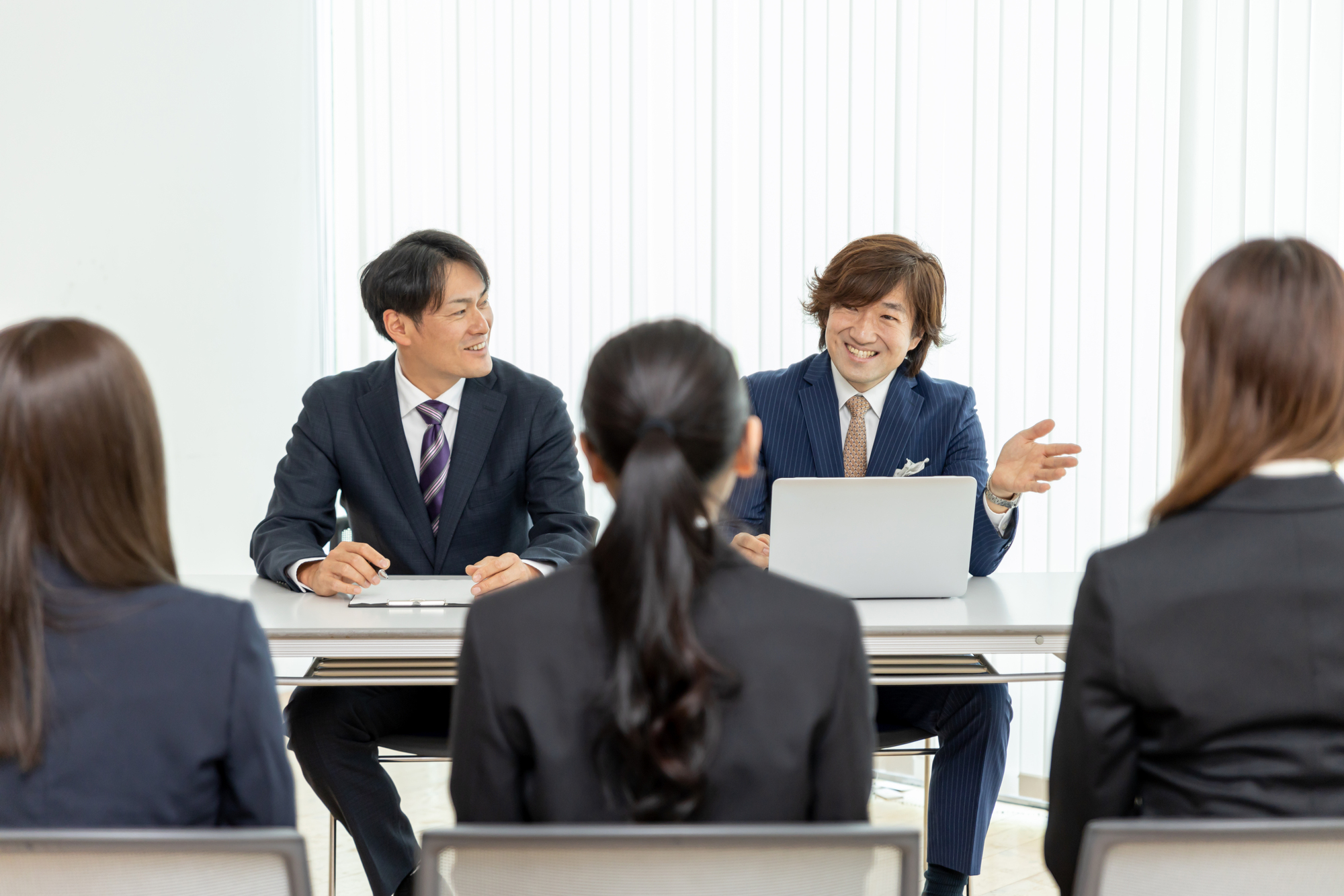 面接を受けている女性