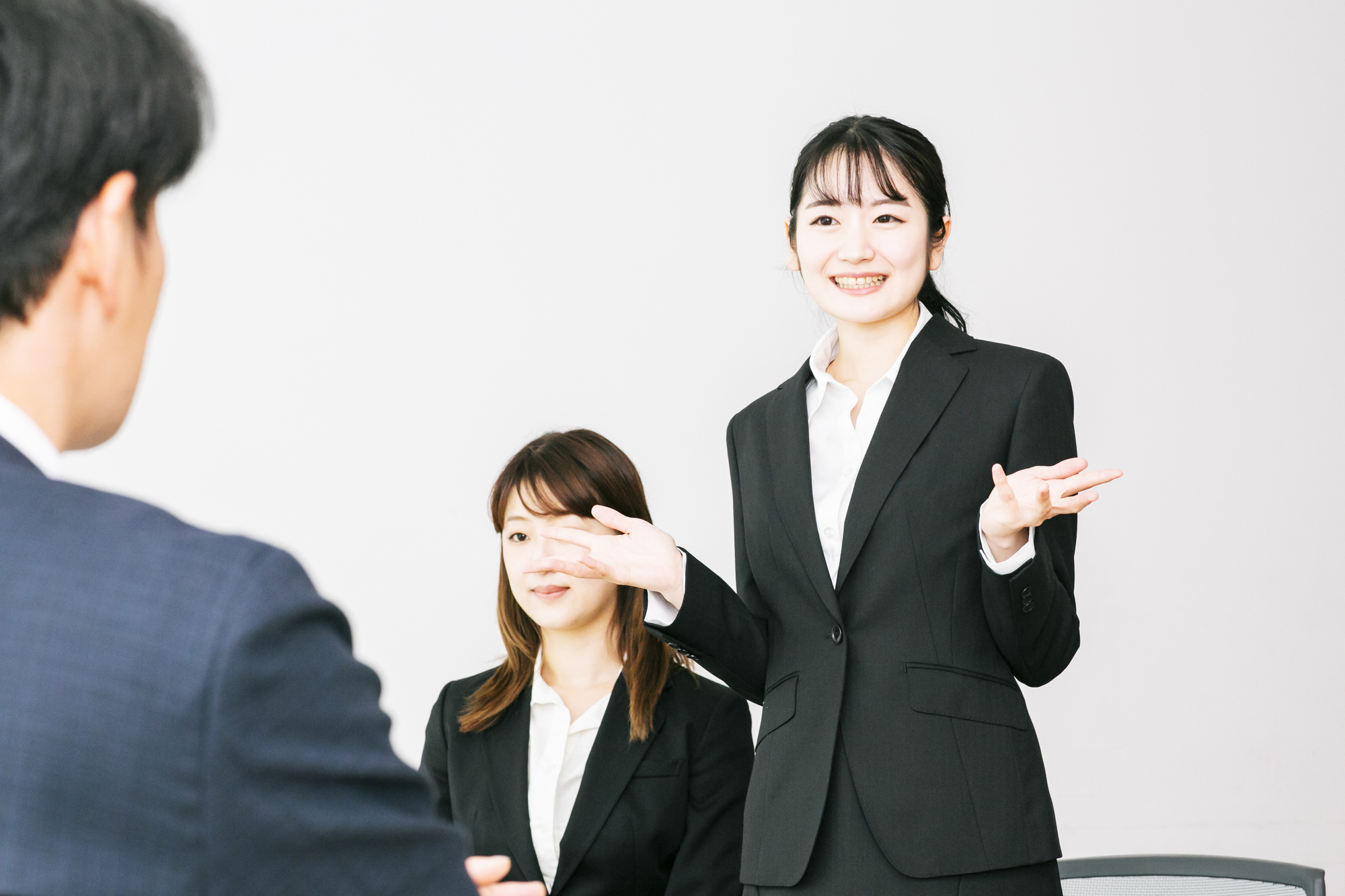 話している女性