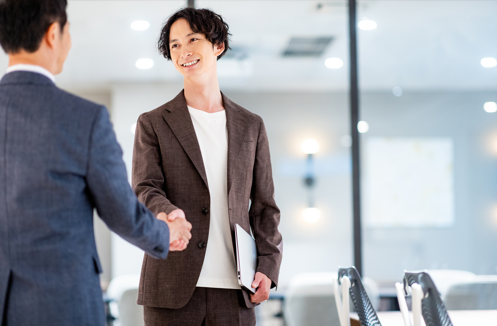 握手をしている男性